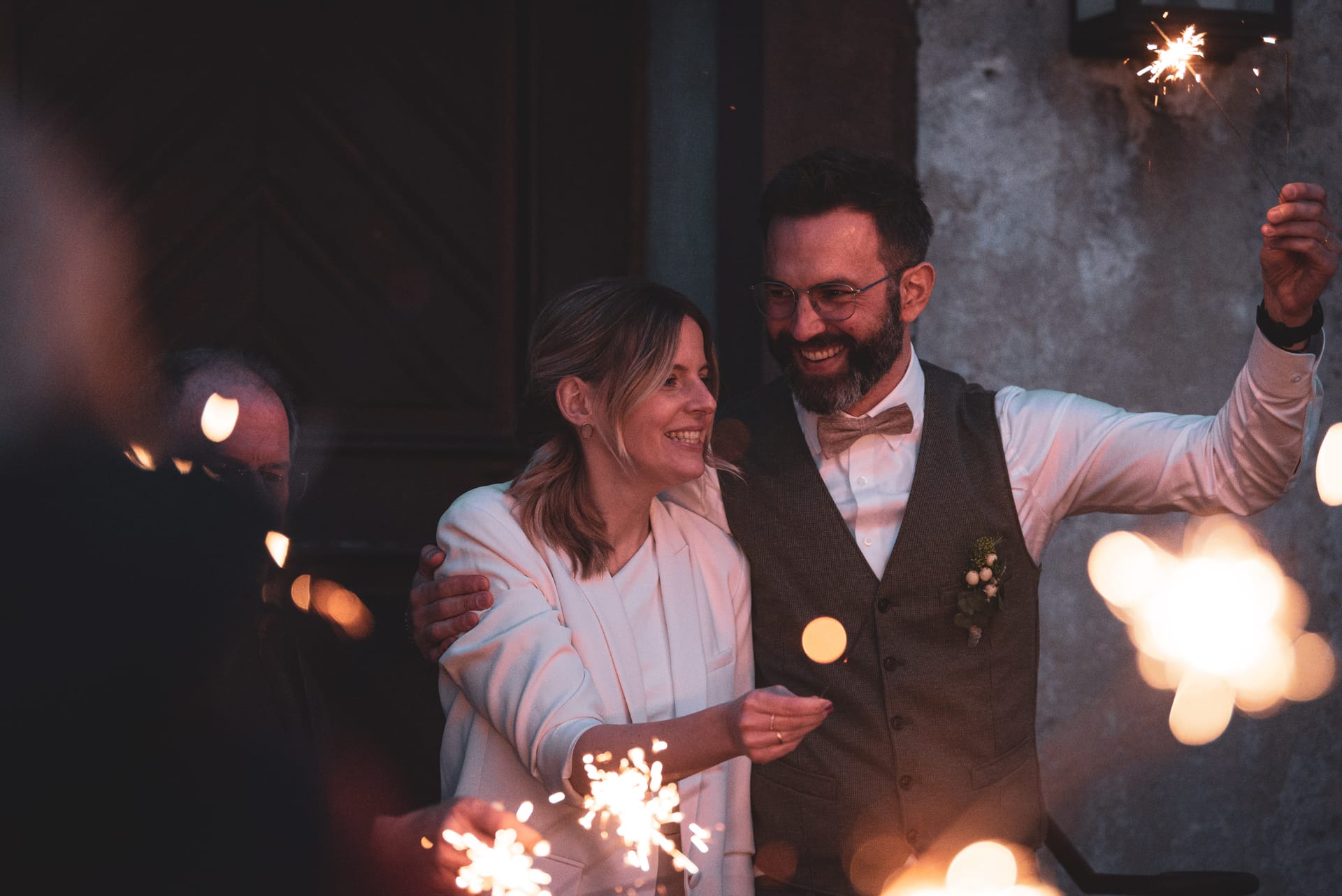 Hochzeitsreportage im Schwarzwald — Brautpaar mit Wunderkerzen